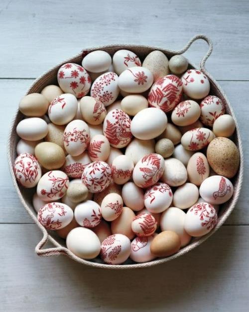 Πασχαλινό αυγό και χρωματίστε το πιάτο αυγών