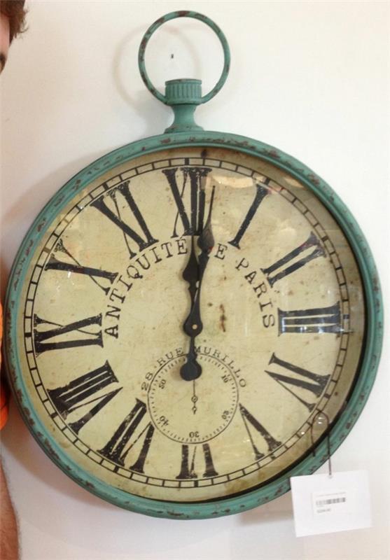 Δροσερά φθαρμένα παλιά ρολόγια τοίχου από αξιόλογα κομμάτια