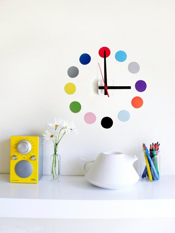 Δροσερά ρολόγια τοίχου με χρωματιστές κουκίδες