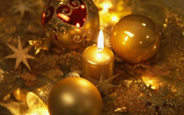 Χριστουγεννιάτικα στολίδια και χριστουγεννιάτικα φωτάκια χρυσό καφέ