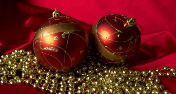 Δροσερή χριστουγεννιάτικη διακόσμηση και χριστουγεννιάτικη φωτεινή μπάλα
