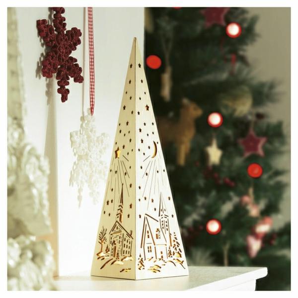 Δροσερή χριστουγεννιάτικη διακόσμηση και πυραμίδα Χριστουγεννιάτικων φωτιστικών