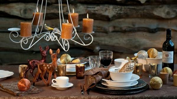 καφέ χρυσά χρώματα γιορτινά χριστουγεννιάτικα διακοσμητικά τραπέζια κεριά