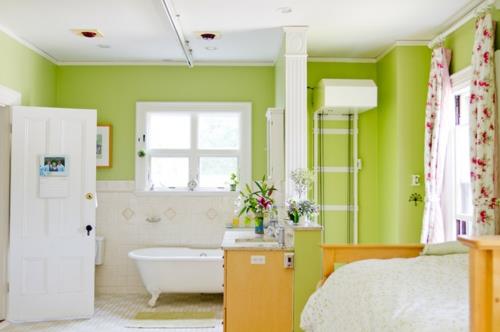 Δροσερός εσωτερικός σχεδιασμός με λευκή επίπλωση πράσινου τοίχου