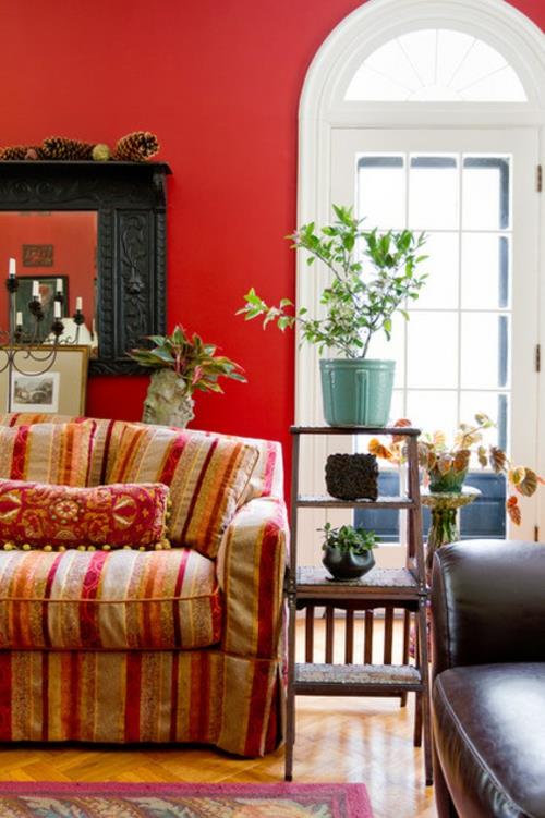 Δροσερός εσωτερικός σχεδιασμός με ατομικότητα, καναπές λουλουδιών, σχεδιασμού κόκκινου τοίχου