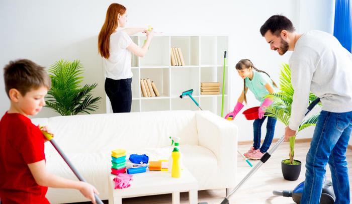 Κρίση κορωνοϊού στο σπίτι τι κάνουν γονείς δύο παιδιά ανοιξιάτικο καθάρισμα μαζί