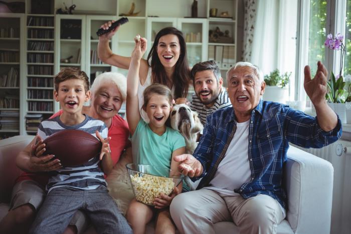 Κρίση κορωνοϊού στο σπίτι τι κάνουν τα παιδιά, οι γονείς, οι παππούδες, οι σκύλοι, μεγάλες εμπειρίες μαζί μπροστά στην τηλεόραση