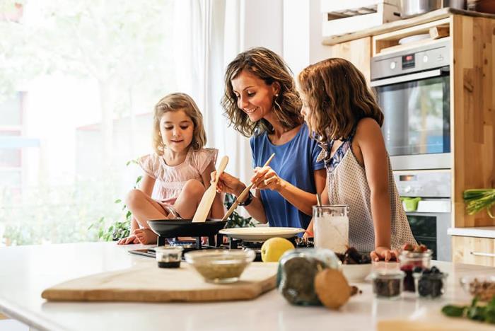 Κρίση κορώνας στο σπίτι τι μαγειρεύουν μητέρα και δύο κόρες μαζί στην κουζίνα