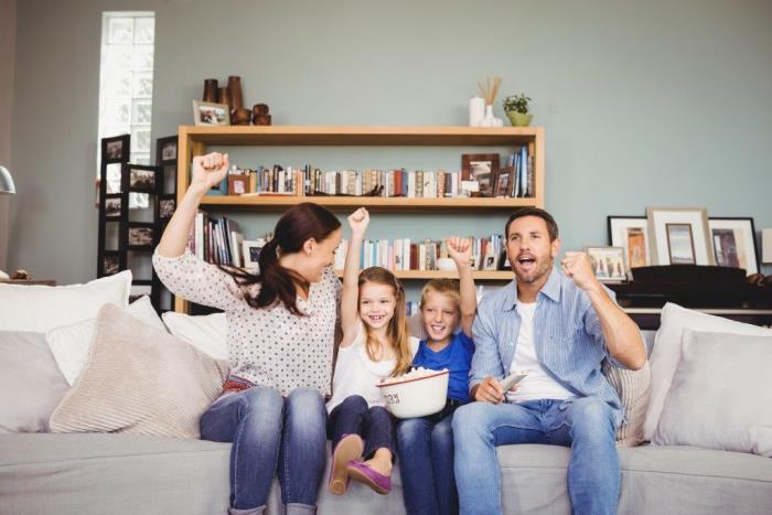 Κρίση Corona στο σπίτι τι κάνουν οι τέσσερις οικογένειες στον καναπέ βλέποντας τηλεόραση μαζί διασκεδάζοντας