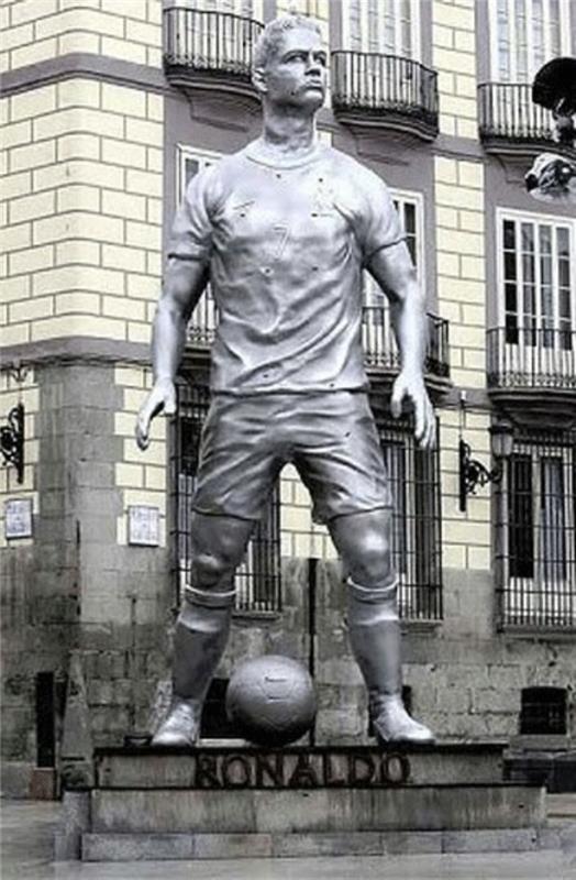 Άγαλμα του Κριστιάνο Ρονάλντο με διάσημη μπάλα