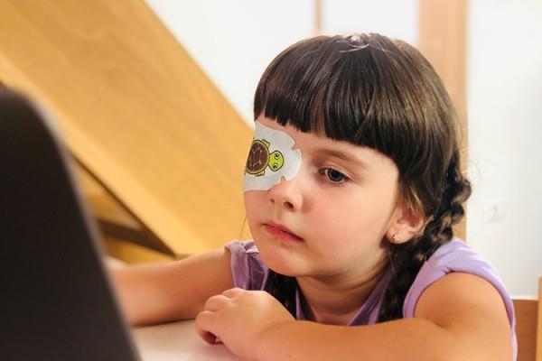 Το CureSight είναι ένα έξυπνο σύστημα που θεραπεύει τα προβλήματα όρασης μέσω τηλεόρασης. Παιδικό έμπλαστρο ματιών Amblyopia