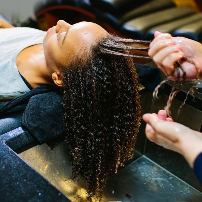 Μέθοδος προϊόντων μεθόδου Curly Girl