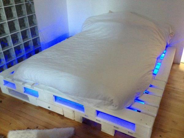 Τα κρεβάτια από ξύλινες παλέτες φωτίζονται με μπλε χρώμα