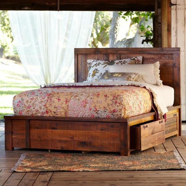 Κρεβάτια DIY ξύλινες παλέτες στρώματα παπλώματα
