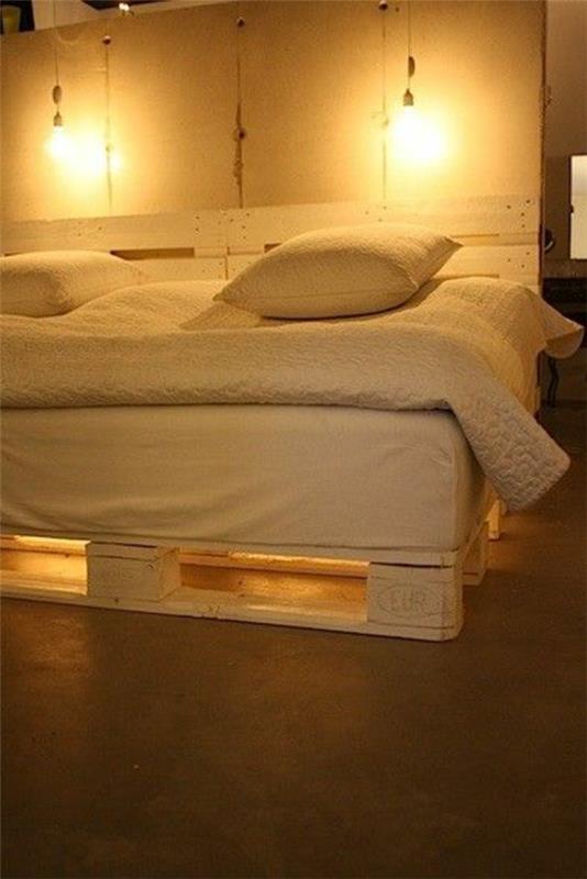 κρεβατοκάμαρες τοίχου από ξύλινες παλέτες ρομαντικό φως