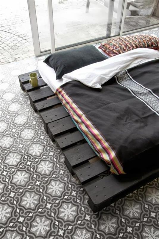 DIY κρεβάτια από ξύλινες παλέτες βαμμένα μαύρα