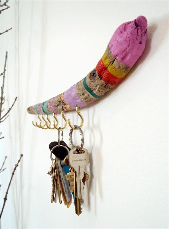 Κλειδί ιδεών διακόσμησης που κρεμάει πολύχρωμα ζωγραφισμένο κλαδί ξύλου