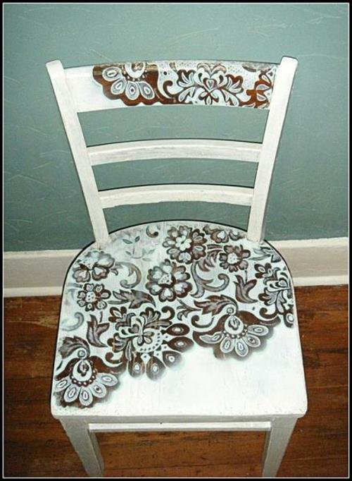 Ιδέες διακόσμησης για βαμμένα έπιπλα καρέκλα μοτίβο λουλούδια καφέ λευκό