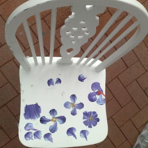Ιδέες διακόσμησης για μοτίβο βαμμένα έπιπλα καρέκλα λευκά λουλούδια