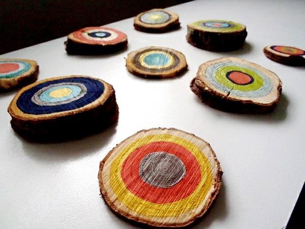 DIY ιδέες διακόσμησης με χρωματιστούς ξύλινους δίσκους