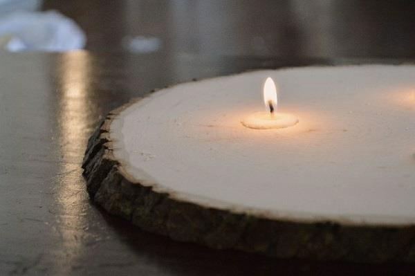 DIY ιδέες διακόσμησης με ξύλινους δίσκους βάση για κεριά