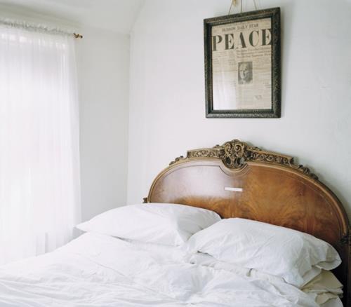 DIY διακόσμηση από κρεβάτι κρεβατοκάμαρας με κορνίζα φωτογραφιών