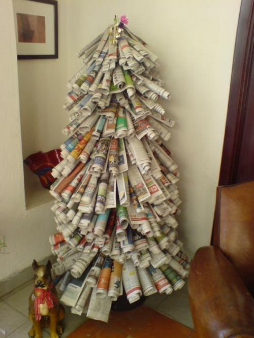 DIY διακόσμηση από χριστουγεννιάτικο δέντρο εφημερίδας