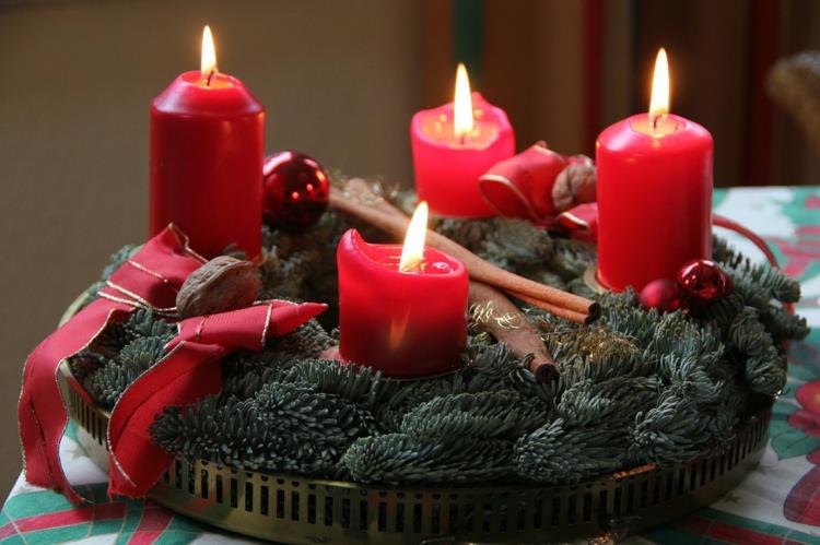 DIY ιδέες Χριστουγεννιάτικη διακόσμηση Advent στεφάνι με κόκκινα κεριά