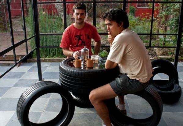 DIY έπιπλα κήπου ελαστικά αυτοκινήτων ελαστικά αυτοκινήτου ανακύκλωση τραπέζι σκαμπό