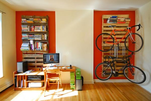 έπιπλα δωματίου αγοριών από παλιά παλέτες ράφια τοίχου ποδήλατο