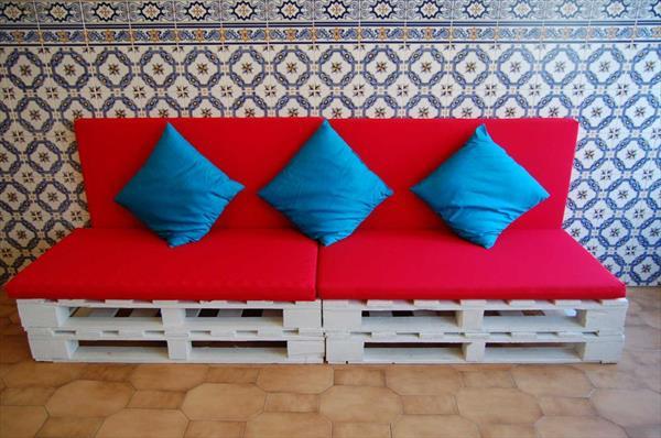 Έπιπλα καθιστικού DIY από παλέτες Euro ξύλινα δάπεδα μπλε μαξιλάρια