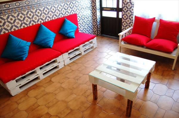 diy καθίσματα από ξύλινες παλέτες ξύλινο δάπεδο κόκκινο τραπέζι από γυαλί
