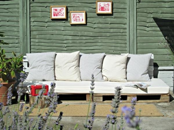 DIY καναπέδες κατασκευασμένοι από παλέτες Euro με άνετες πλάτες μαξιλαριού