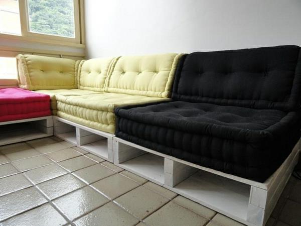 Καναπέδες από μαξιλάρια παλετών Euro άνετα μαύρο και κίτρινο