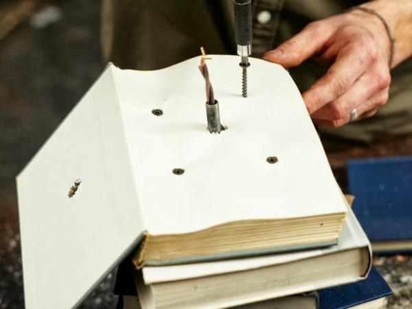 Επιτραπέζιο φωτιστικό με βάση τραπεζιού από βιβλία διάτρησης επισυνάψτε DIY