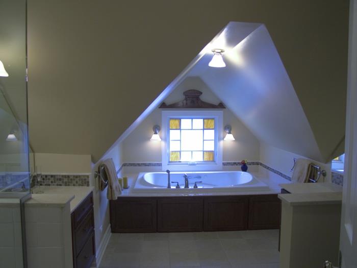 Ρυθμίστε τη σοφίτα που εξοικονομεί χώρο τρίγωνου σχεδιασμού μπάνιου σοφίτας διαμερίσματος