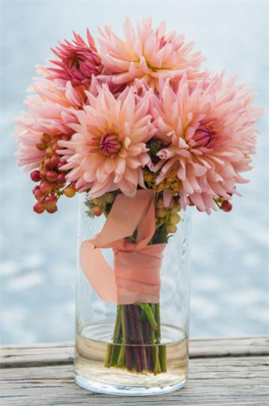 Dahlias Λίγα γνωστά γεγονότα για το Dahlias in Glass Vase Cut Flowers έχουν υψηλή διακοσμητική αξία