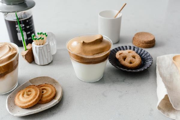 Νέο μοντέρνο ποτό καφέ Dalgona Coffee που σερβίρεται με μπισκότα στο ενδιάμεσο
