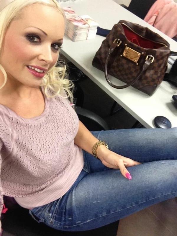 Selfie ροζ μπλούζα Daniela Katzenberger