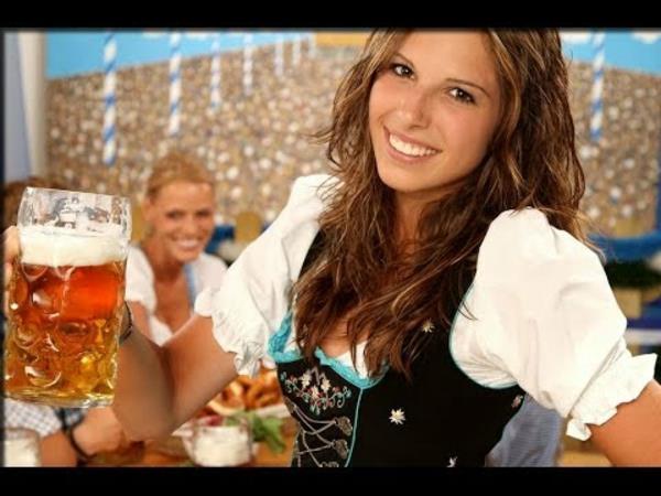 τα κορίτσια ποτών γιορτάζουν το Oktoberfest 2014 στο Μόναχο