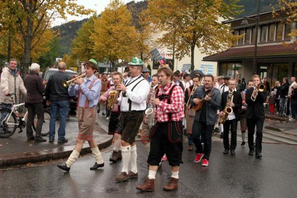 Το Oktoberfest 2014 Μόναχο παίζει μουσική