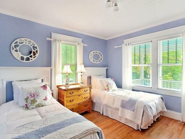 Το υπνοδωμάτιο έστησε φθηνά μονό κρεβάτια με μπλε τοίχο