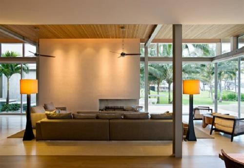 Το σαλόνι έχει δημιουργήσει ελκυστικά φωτιστικά οροφής με χωρίσματα τοίχου