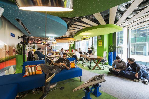 Καναπέδες αναψυχής Google Campus Management μαξιλάρια πολύχρωμα