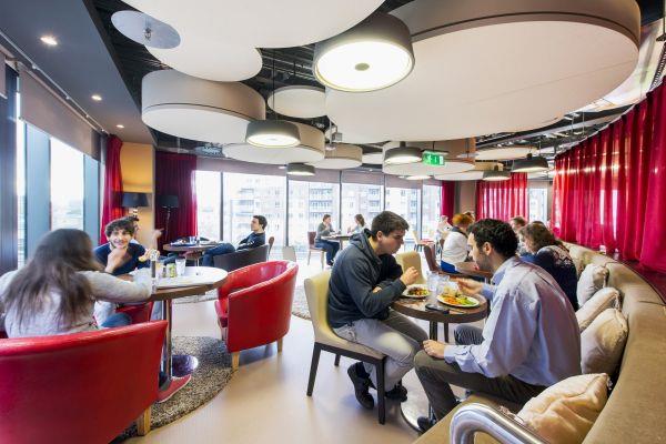 Οι νέοι καναπέδες Google Campus Management άνετοι χώρο τραπεζαρίας
