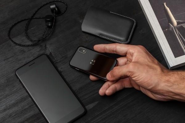Το μικροσκοπικό smartphone με φοίνικες είναι πλέον μια αυτόνομη συσκευή συνοδευτικής συσκευής, πλέον αυτόνομη