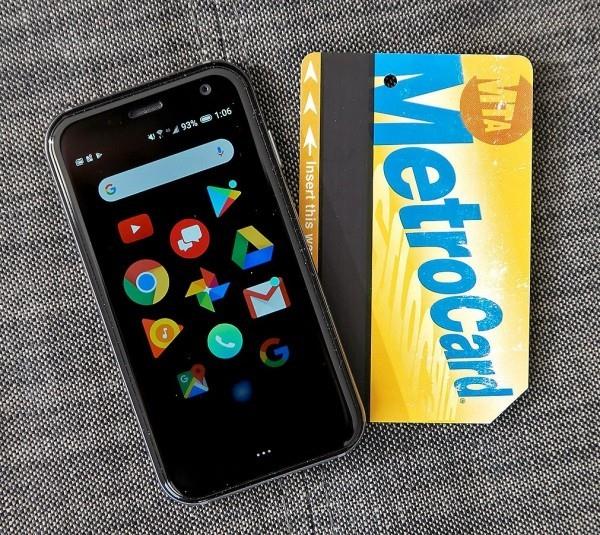 Το μικροσκοπικό smartphone Palm είναι πλέον μια ανεξάρτητη συσκευή τόσο μεγάλη όσο μια mastercard