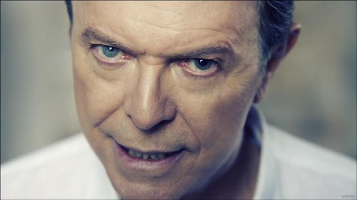 Τα μάτια του David Bowie κλείνουν