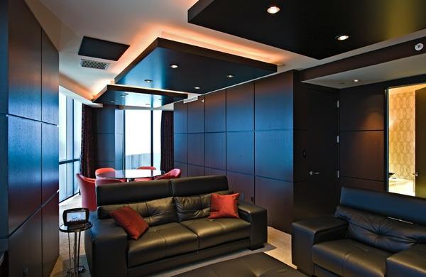 Σχεδιασμός οροφής στο σαλόνι Αναρτημένος φωτισμός οροφής εγκατεστημένος γεωμετρικά