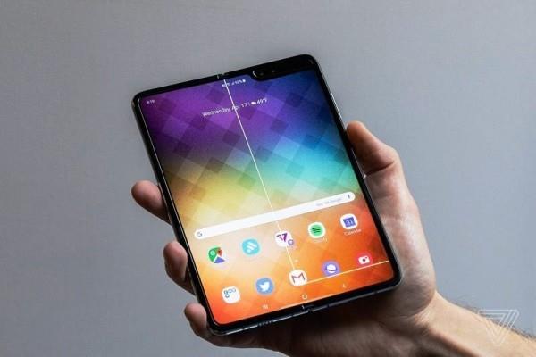 Σπασμένη καθυστέρηση κυκλοφορίας του Samsung Galaxy Fold σπασμένες γραμμές μέσω οθόνης